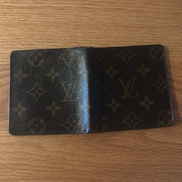 Authentic men’s Louis Vuitton wallet. Pre owned and corners gently tattered. - Picture 8 of 11
